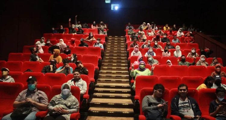 Bagus Mana Nonton Film di Bioskop vs Rumah: Mana Lebih Seru?